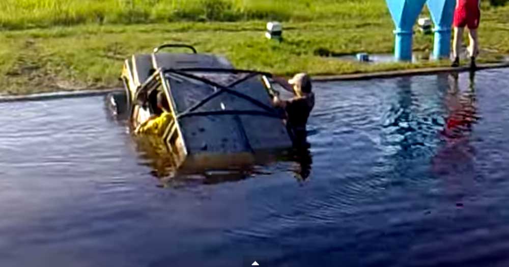 オラがジムニーを侮るでねぇど! スズキジムニーが水陸両用車に..