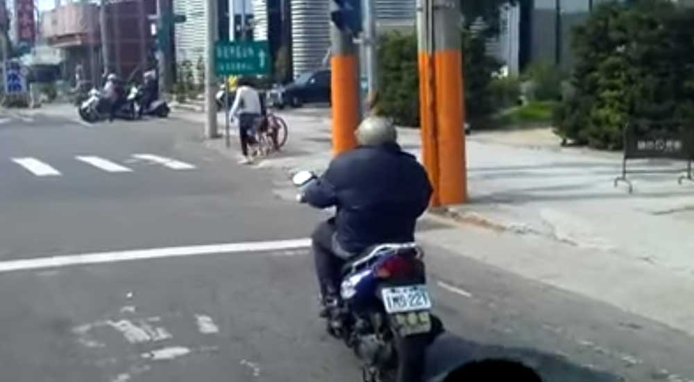 超人的なバランス能力！　台湾のバイクおじさんが停止中に・・。