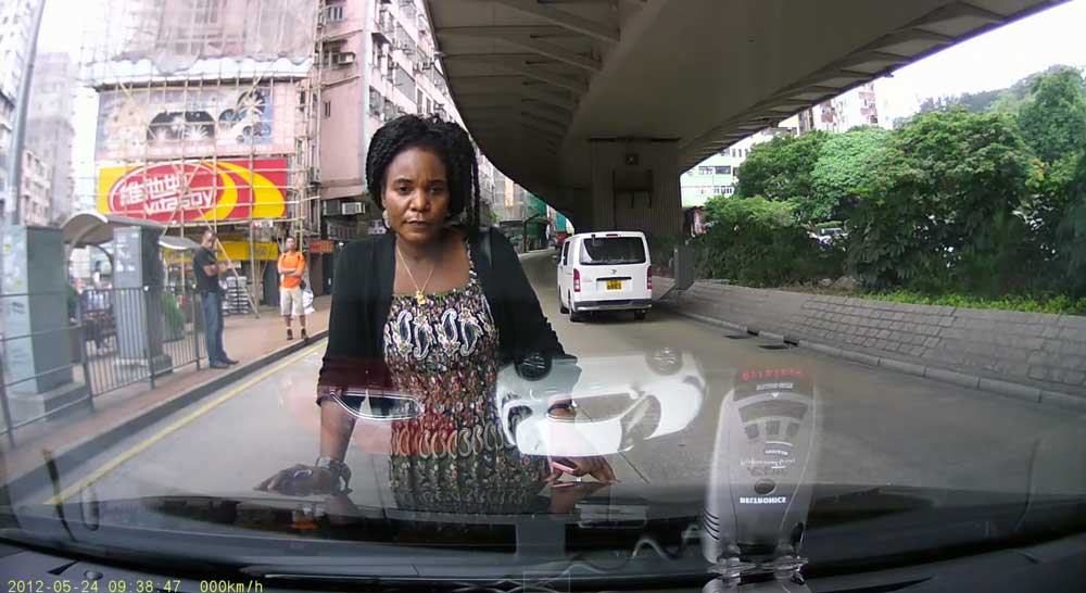 【動画】当たり屋?? どけよ！？ 香港でレクサスCT200hを運転中、歩道から突然女性が飛び出してきた… 謎過ぎる行動が理解できない