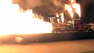 大型トレーラーにジェットエンジンを3基積んでドラッグレースやってみた