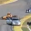 レースの事故車両救出に向かった救急車に後ろから….