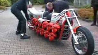 【魔改造】バイクにチェンソーのエンジンを24基積んでみた