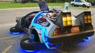 デロリアンDMC-12をガチでタイムマシン仕様に改造しちゃった 夢を追う男性のお話