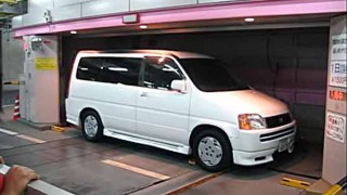アンビリーバボー! 日本の機械式立体駐車場に驚く外国人の反応が面白いw
