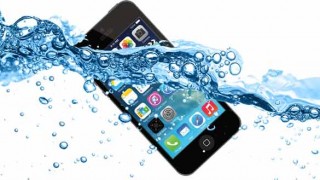 【衝撃】水没したスマホをドライヤーや乾燥剤を使わず 特殊な液体に浸けるだけで、簡単に復活させる画期的な方法が見つかる！