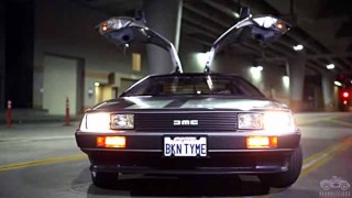 ロサンゼルスで欠陥だらけのデロリアンDMC-12を治して,大切に乗り続ける物語