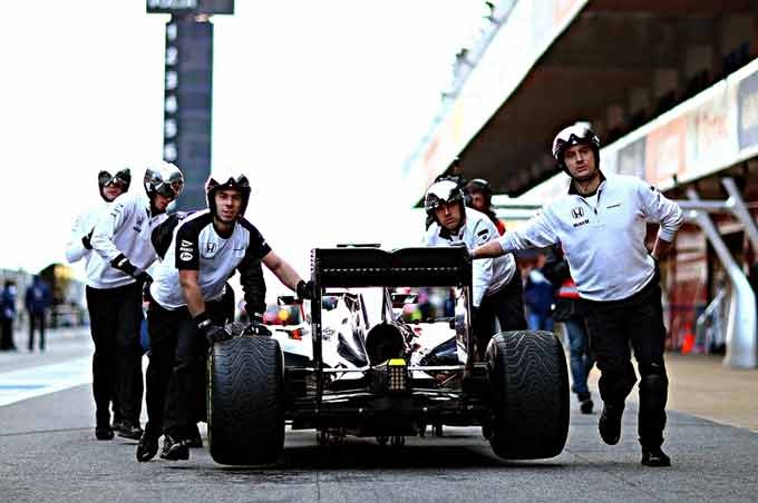 Jenson-Button-F1-Testing-Barcelona-Day-Three-a_xUgxAvTdIx-750x499