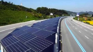【動画】事故ったらヤバイ… 韓国の高速道路上にある太陽光パネルの下に設置された自転車専用レーンが独創的すぎると話題に。